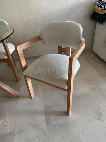 طاولة زجاج مقسّى و 4 كراسي