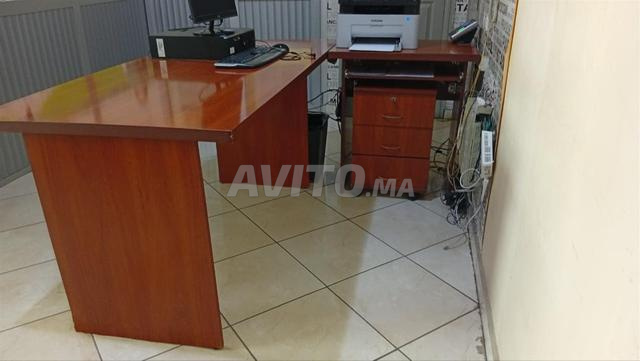 أثاث ومعدات مكتبية للبيع