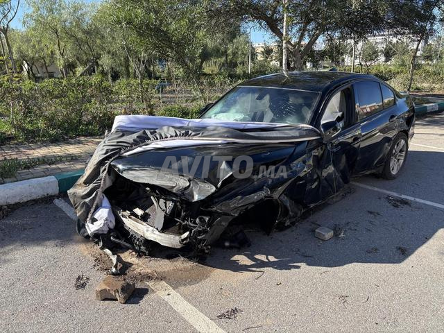 BMW Série 3 F30 accidentée - 2