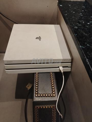 PS4 Pro flashée avec manette originale et 13 jeux