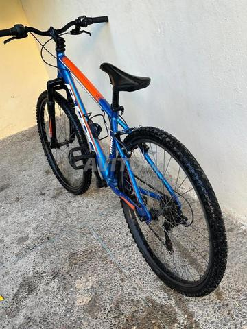 Vélo bleu en bon état - 2