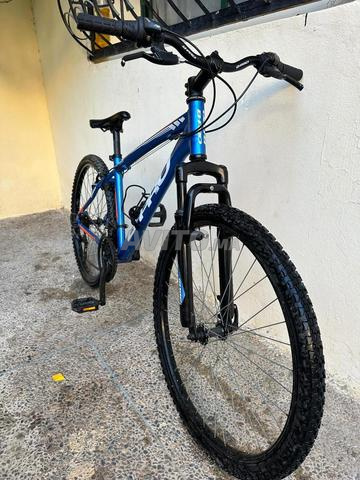 Vélo bleu en bon état - 2