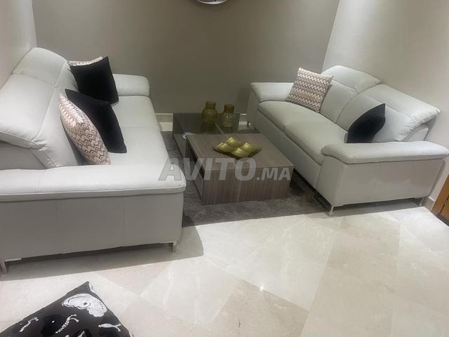 Buffet et salon en similicuir avec table