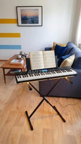 بيانو رولاند GO PIANO بحالة جيدة مع حامل