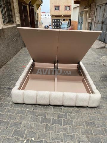 Lit moderne Rungmou en tissu bouclette, dimensions 160x190 - 2