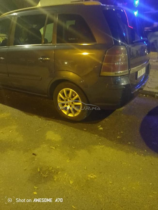 سيارة من نوع أوبل زافيرا