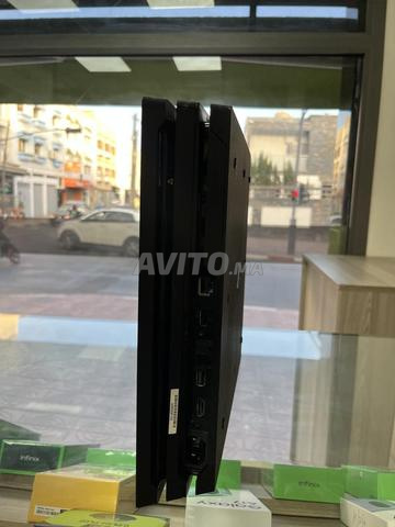 PS4 Pro 1To flashée 2 manettes - 2