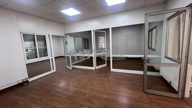 محليان تجاريان شارع عبد المؤمن 300 درهم/متر مربع