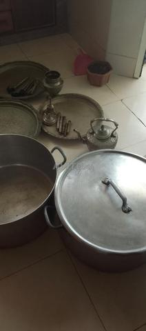 أواني نحاسية حرة و 2 طنجرات للطبخ في المناسبات