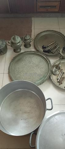 أواني نحاسية حرة و 2 طنجرات للطبخ في المناسبات