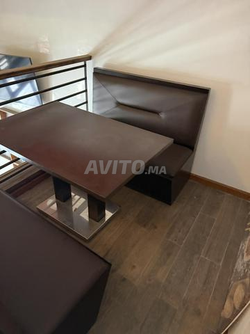 Banquettes et table - 2
