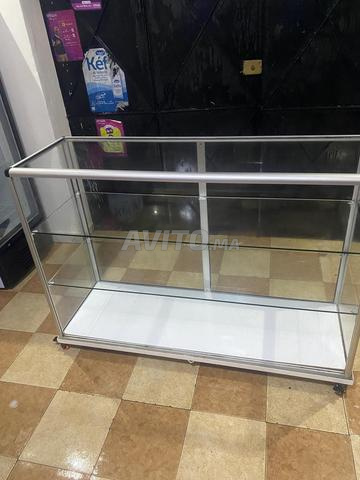 Table de présentation en verre en bon état