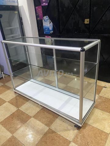 طاولة عرض زجاجية بحالة جيدة - 2