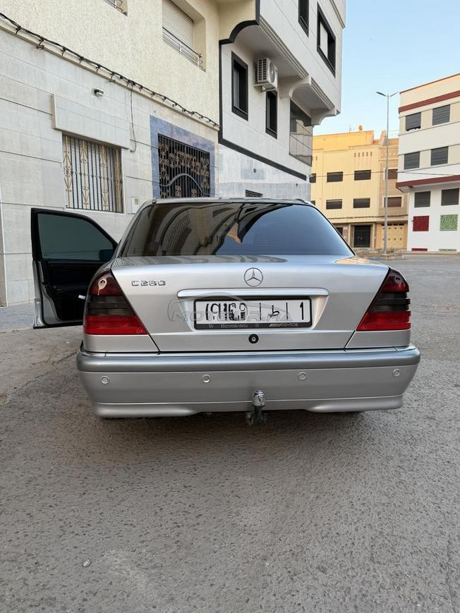 Mercedes-Benz 280 Essence Automatique 2000 à Nador