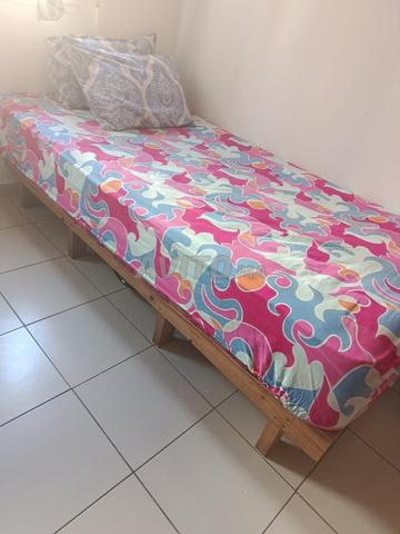 Lit en bois rouge avec matelas Richbond 1m/1m90 - 2