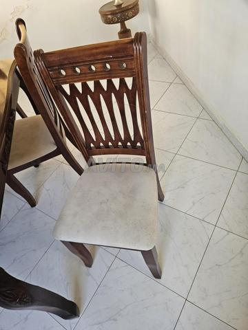 Table en bois avec six chaises - 2
