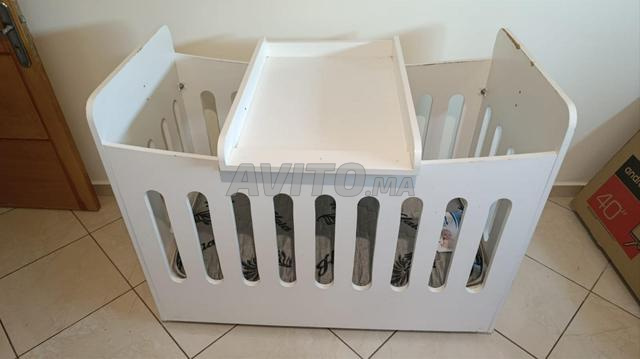 Lit bébé, table à langer et commode