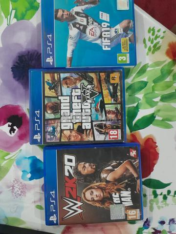 PS4 avec 3 manettes (avec GTA5, 2K20 et FIFA) - 2