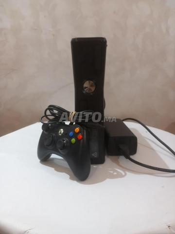 Xbox 360 مع يد تحكم واحدة و 26 لعبة بسعر 799 درهم