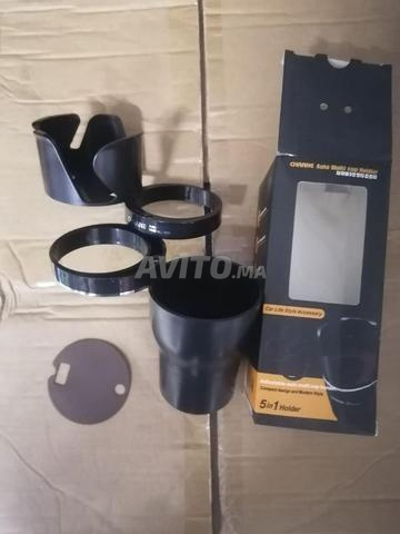 Je propose à la vente un porte-gobelet de voiture 5 en 1. - Couleur noire