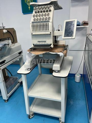 Machine à broder industrielle à tête unique et 12 aiguilles avec écran tactile