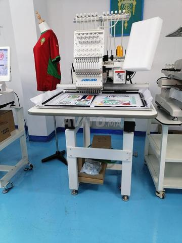 Machine à broder industrielle à tête unique et 12 aiguilles avec écran tactile