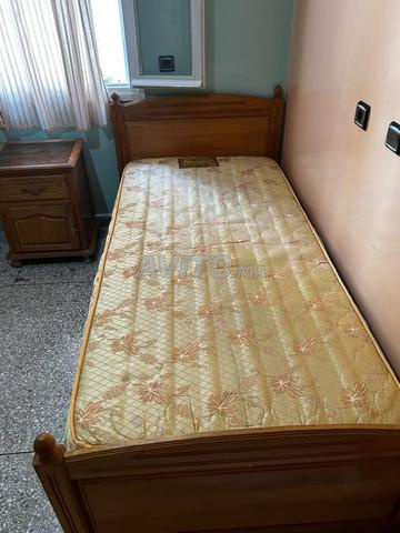 2 lits en bois. 2 matelas. table de chevet - 2