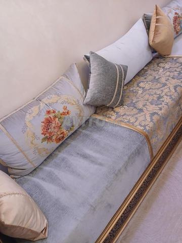 Salon modèle marocain avec rideaux bois - 2