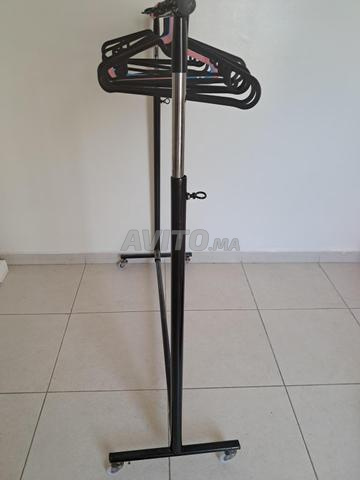 علاقة ملابس معدنية بعجلات - 2