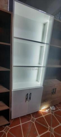 Étagère avec portes, excellente qualité et état neuf