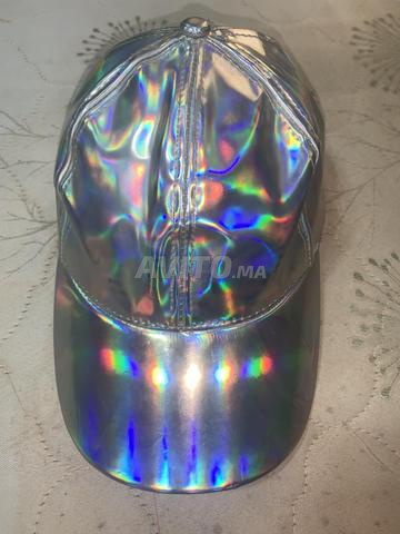 Casquette Holographique style moderne et métallique - 2