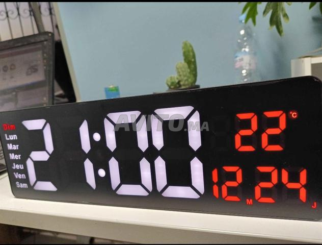 ساعة LED، أبيض وأحمر مع جهاز تحكم عن بعد