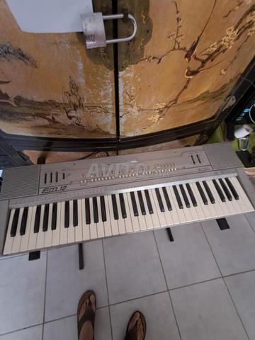 Orgue en très bon état avec support pliable - 2