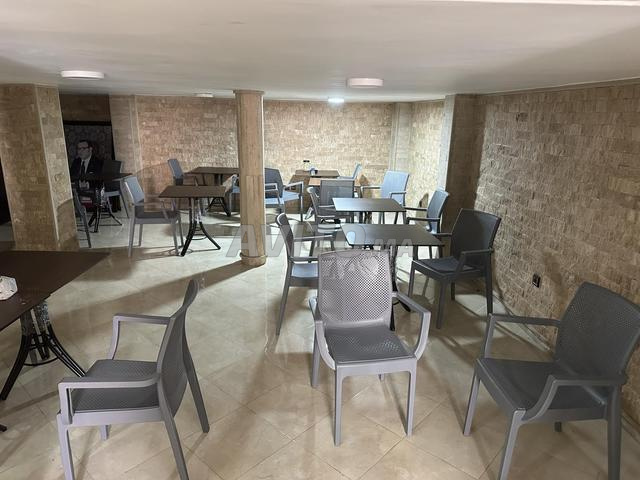 chaises tables ustensiles de cuisine