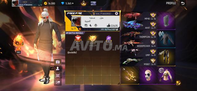 Compte Free Fire avec ses affaires, équipe présente et prête.