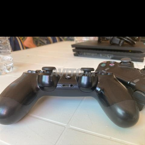 2 Manettes PS4, plus Câble pour les charger - 2