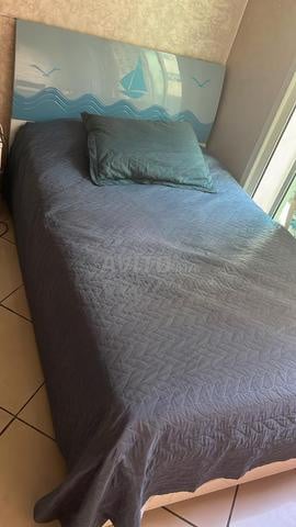 سرير 120×200 سم مع طاولة بجانب السرير – بحالة جيدة