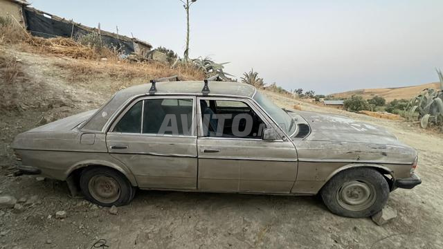 Mercedes-Benz 240 photo 3