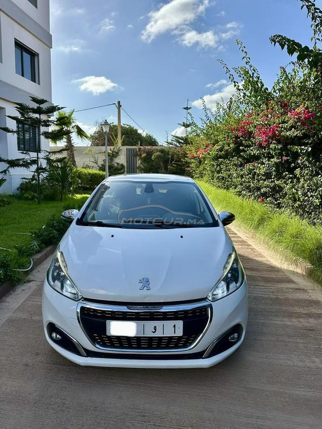 Peugeot 208 white edition 