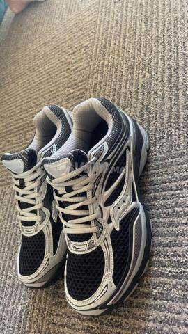 حذاء Saucony رمادي وأسود جديد - 2