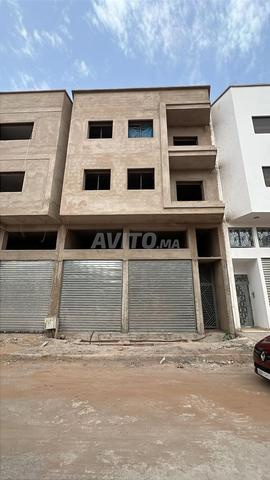 Immeuble R2 semi-fini avec magasin à vendre.