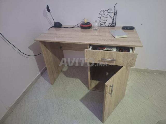Bureau en MDF utilisé 4 mois