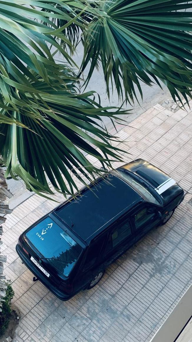     سيارة نادرة للبيع بثمن مناسب