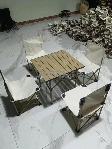 Table avec 4 chaises pliantes - 2