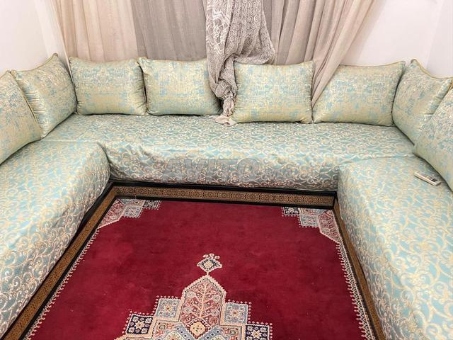 Salon avec tapis et rideaux - 2