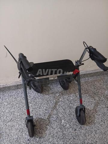 Déambulateur médical à quatre roues