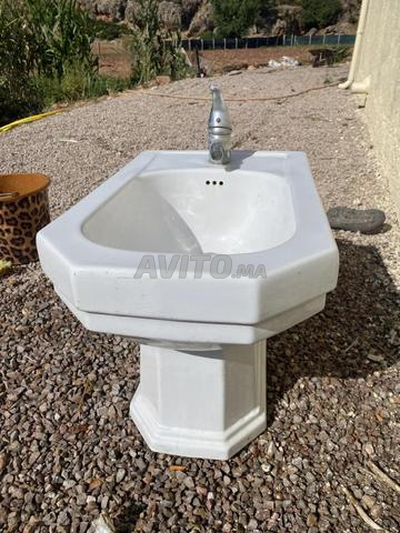 Bidet en bon état, robinetterie eau chaude et froide