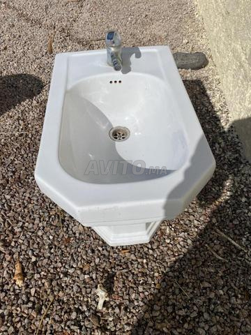 Bidet en bon état, robinetterie eau chaude et froide - 2