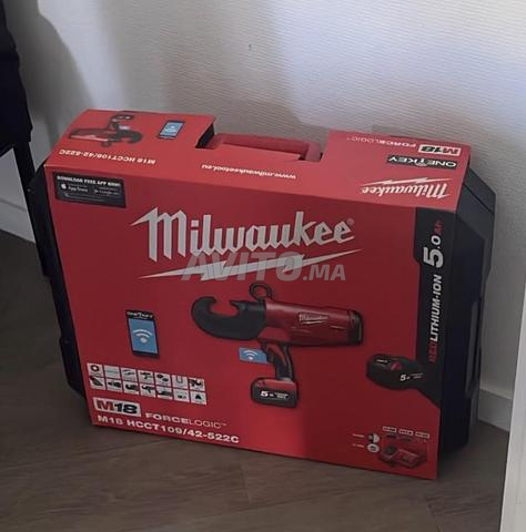 Pince à sertir Milwaukee