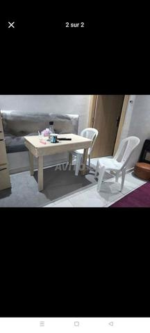 Table de salle à manger en bois avec deux chaises - 2